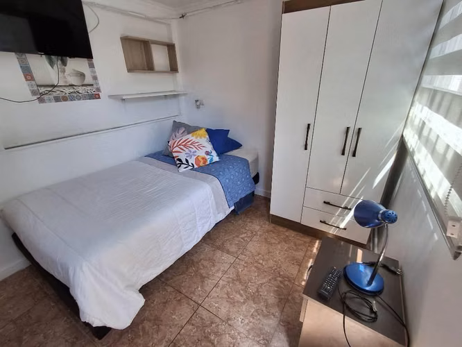Pieza con baño (Jardines del Norte)