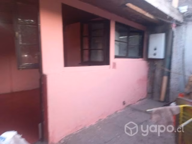 Se arriendan 2 piezas, cocina y baño independiente