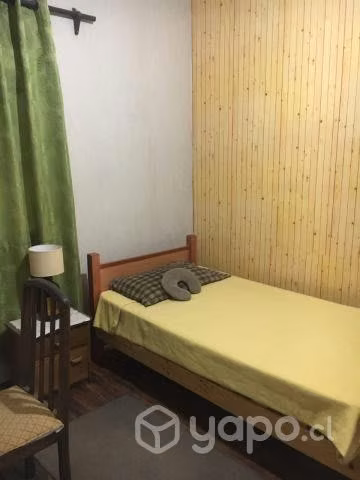 Amplia pieza amoblada en casa de familia