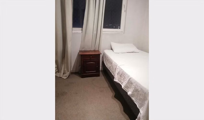 Habitación amoblada amplia para dama