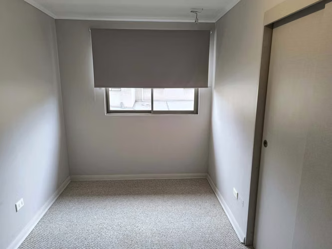 Arriendo habitación para Dama trabajadora con Puesto de Estacionamiento
