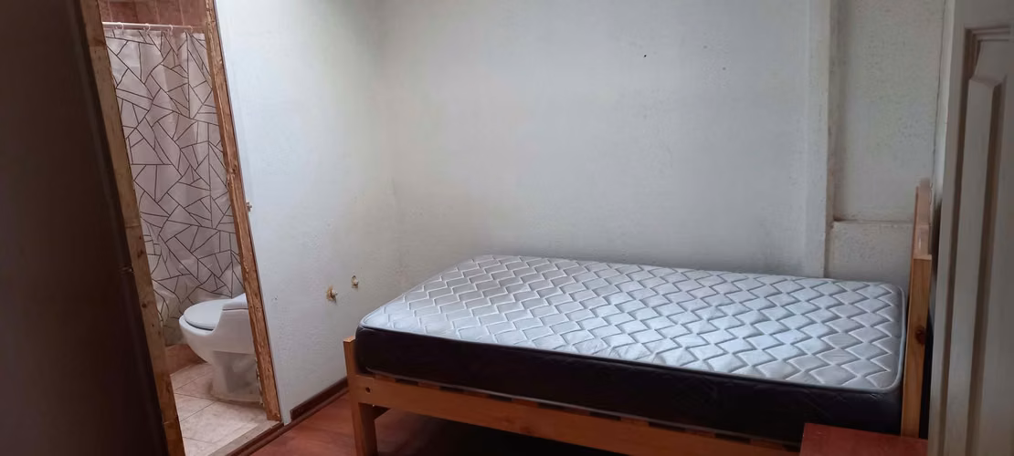 Pieza baño privado a pasos metro Rojas Magallanes