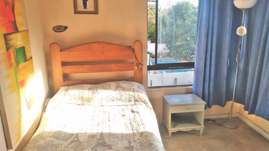 PRECIOSA PIEZA  EN CASA DE CONDOMINIO PRIVADO, ESTACIONAMIENTO Y PISCINA.