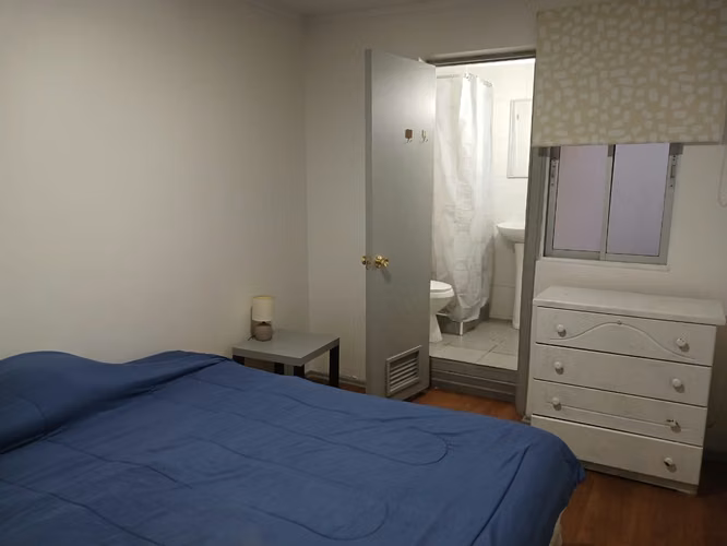 SE ARRIENDA HABITACION EXCELENTE UBICACION CON BAÑO PRIVADO