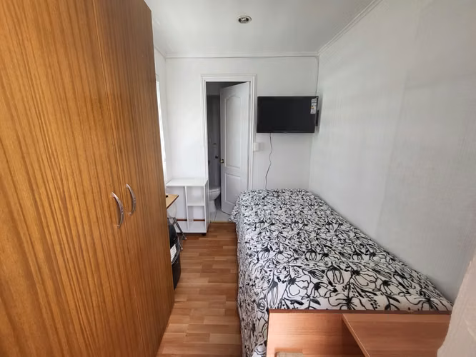 Arriendo de dos cómodas piezas amobladas unidas por baño compartido a pasos de Metro Los Domínicos