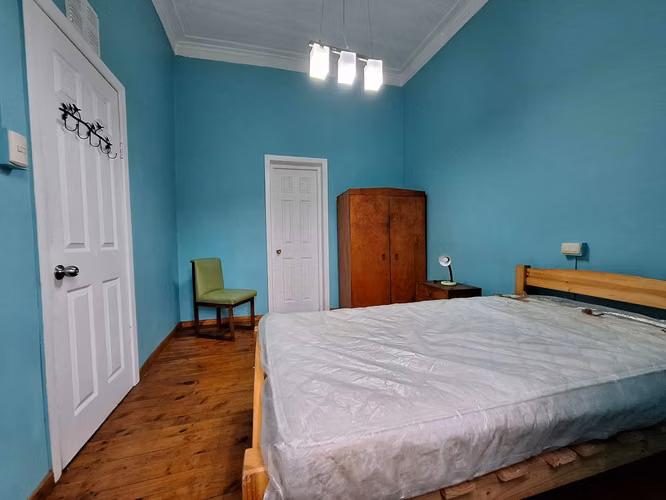 Arriendo habitaciones a un costado del ascensor reina victoria