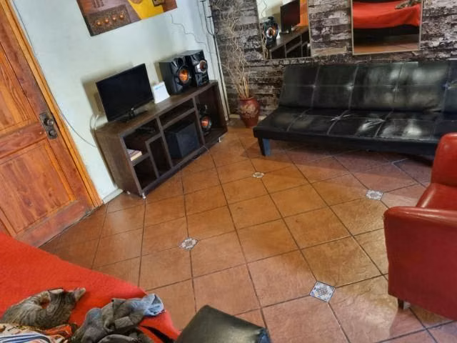 Arriendo pieza amoblada baño compartido.