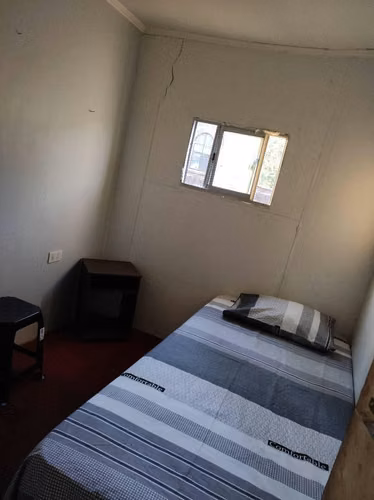 Pieza para Estudiantes, Hombre