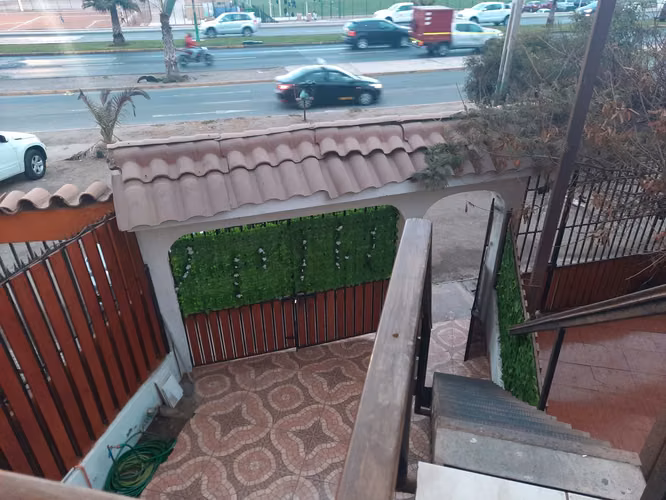 PIEZA CON BAÑO PRIVADO EN AVENIDA PEREZ ZUJOVIC