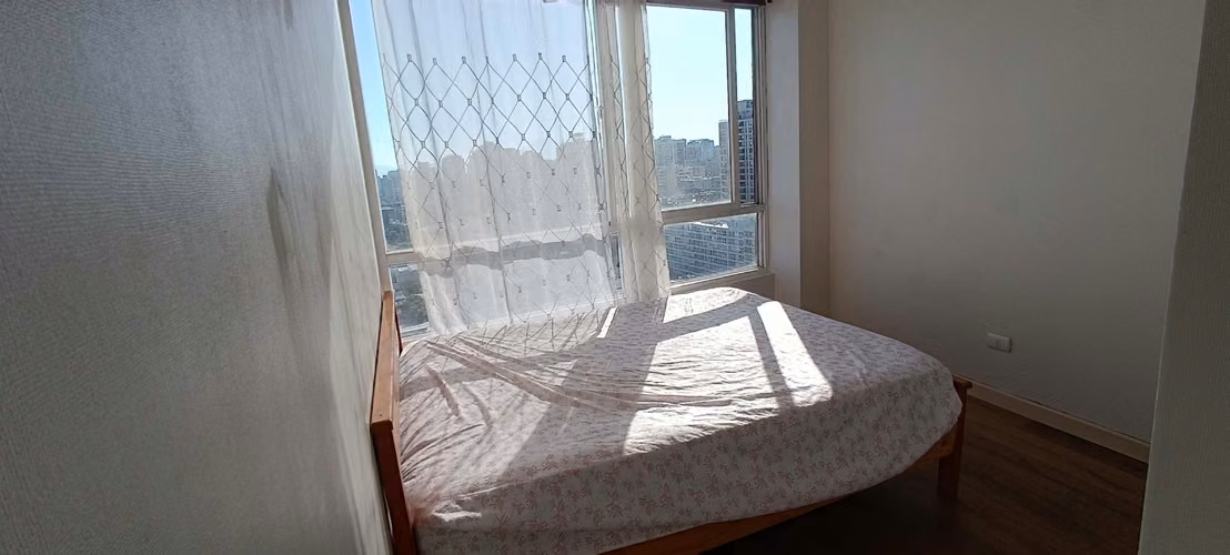 Habitación cómoda e iluminada, baño privado, metro Irarrázaval