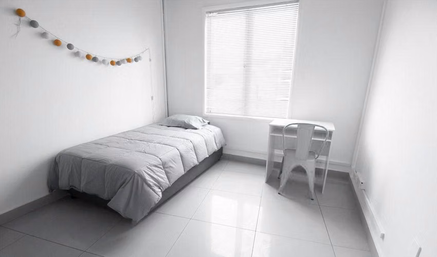 Habitación semi-amoblada a pasos de metro.