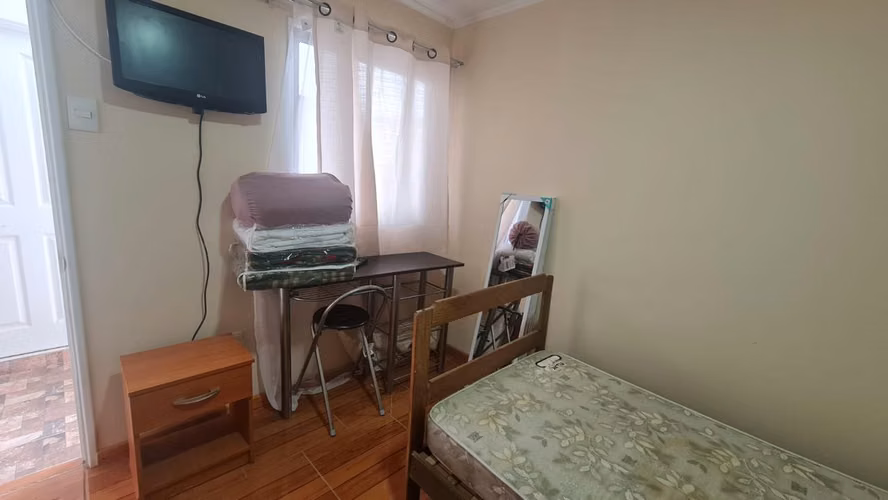 Arriendo pieza con baño privado. Gastos comunes incluidos.
