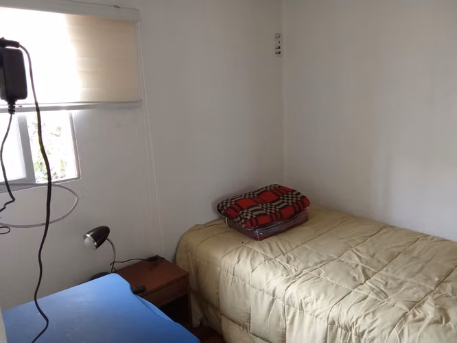 Arriendo pieza con baño compartido. Gastos comunes incluidos.