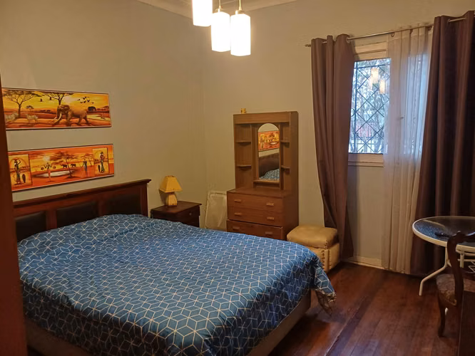 Pieza grande en casa de familia