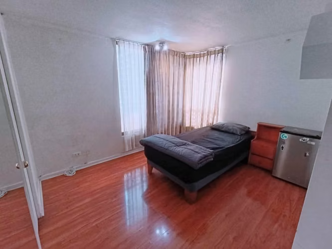 Se arrienda habitación grande con baño privado y walking closet – Santiago Centro, cerca de Metros