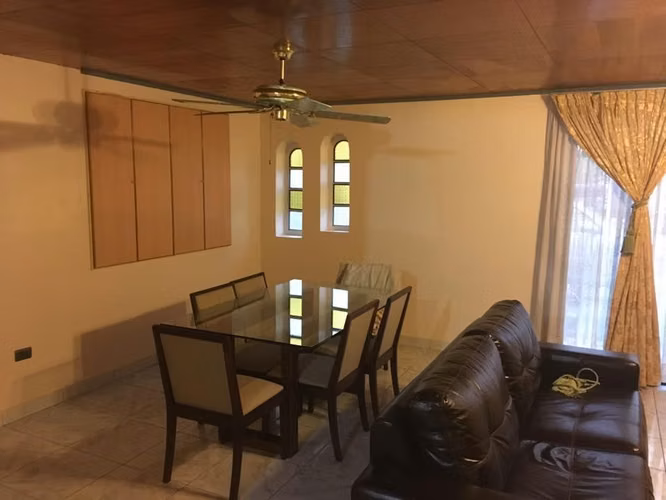 Se arrienda acogedora habitación, completamente amoblada y a pasos del metro.