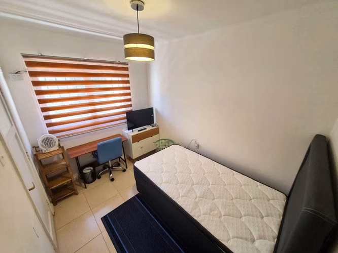 Pieza con baño individual (solo estudiante hombre pregrado) de 9,2 M2 amoblada a dos cuadras de Udec