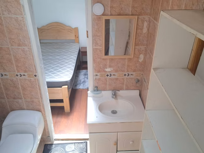 Pieza c/ baño privado a pasos metro Rojas Magallanes