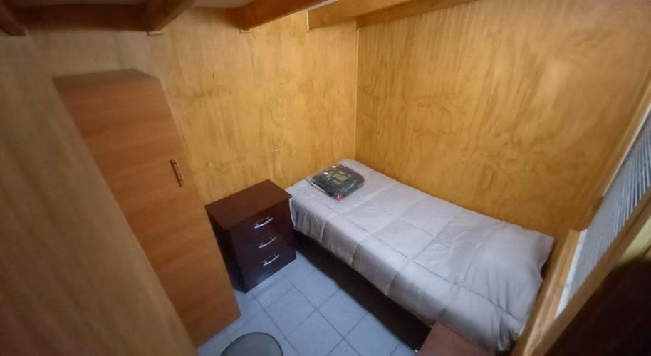 La pieza es para persona sola con trabajo estable contratada.